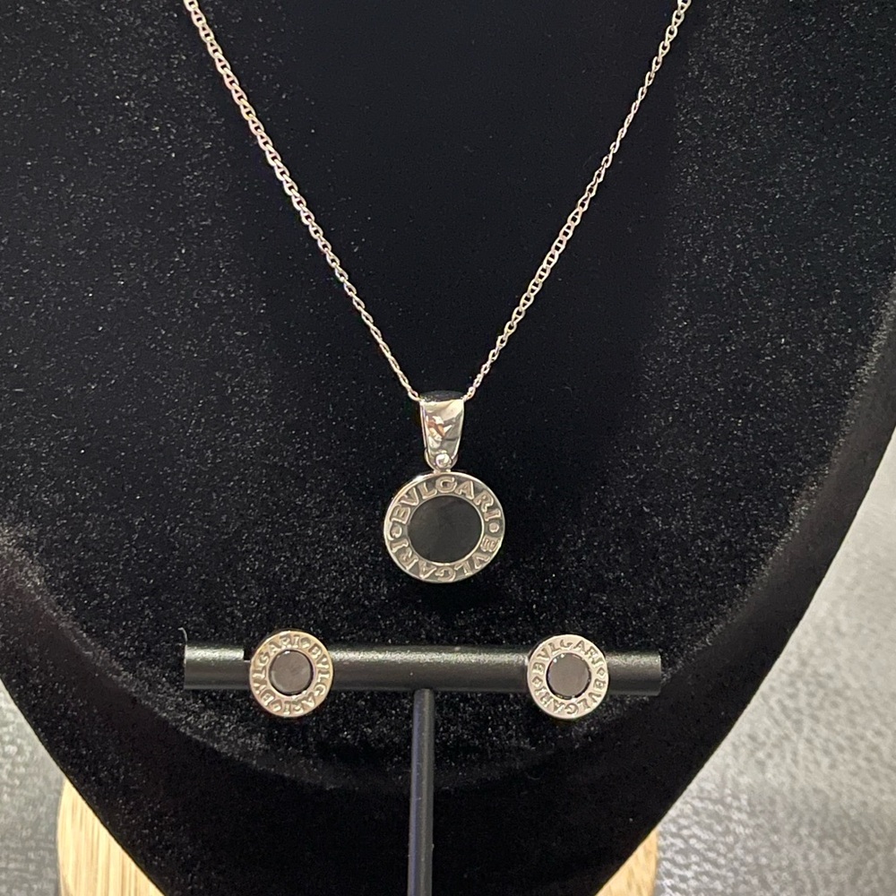 Pre-loved 14K White Gold Necklace with Black Onyx and Studs Earrings Set